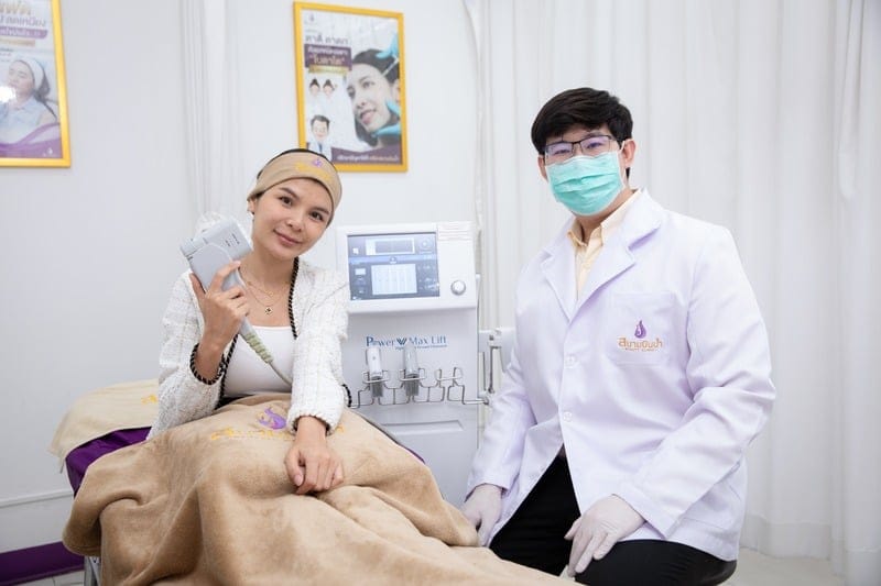 แพทย์ทำหัตถการยกกระชับด้วยเครื่องมือ